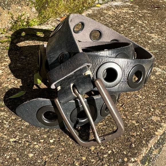 B. Belt blackout open grommet belt - Picture 2 of 5